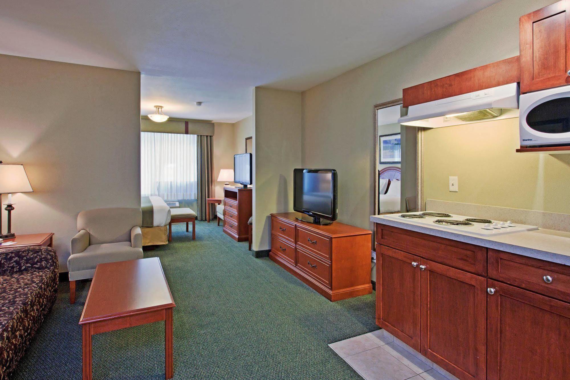 Holiday Inn Express & Suites Medicine Hat, An Ihg Hotel Rom bilde